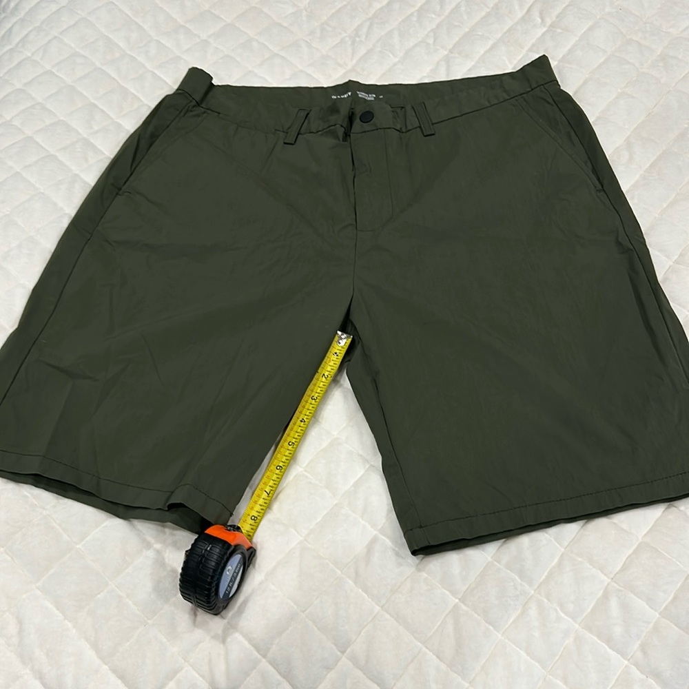 Men’s shorts in Army green size 38